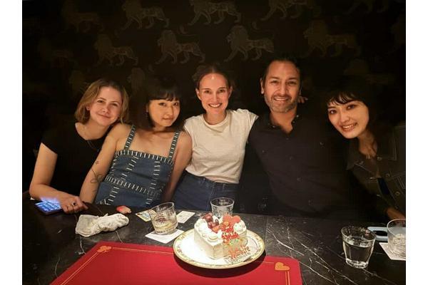 ナタリー・ポートマンが誕生日を日本でお祝いしていた！？ 「東京での冒険」とした一連のストーリーズをインスタに投稿、日本食やトランプマジックを楽しむ－先日は誕生日に友人を称えるエモーショナルな投稿も［写真あり］